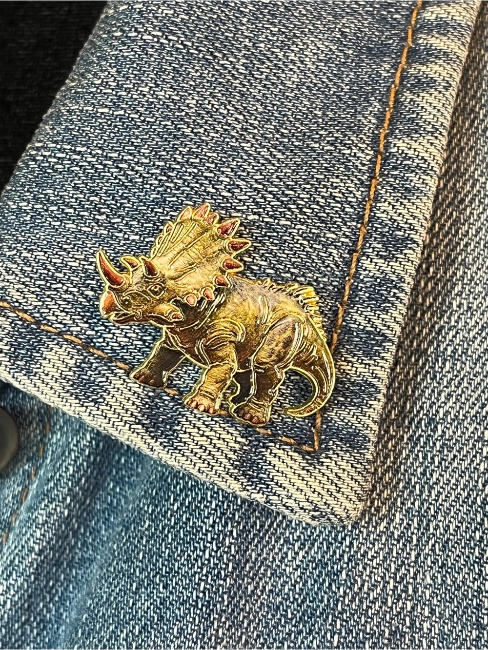 Boutique Bundle: 4 Detailed Jurassic Dinosaur Enamel Lapel Pins - Picture 11 of 13